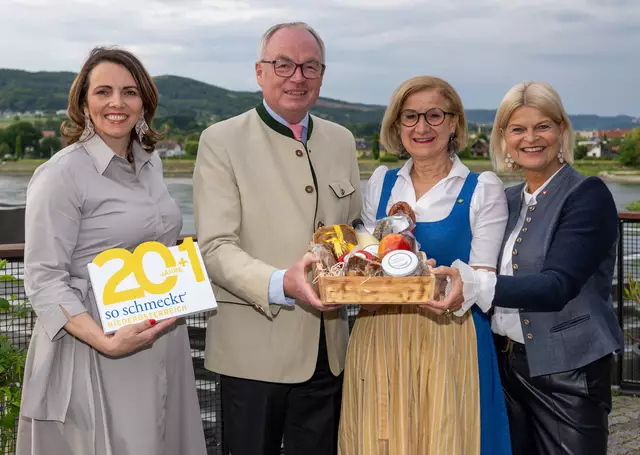 Jubiläumsfest „20+1 Jahre ‚So schmeckt NÖ‘“ in der Stadthalle Ybbs. Im Bild „So schmeckt NÖ“-Leiterin Elisabeth Harreither, LH-Stellvertreter Stephan Pernkopf, Landeshauptfrau Johanna Mikl-Leitner und Bundesministerin Klaudia Tanner | Foto: NLK Filzwieser