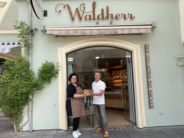 Waldherr - Der Vollkorn-Bio-Bäcker neu in Wiener Neustadt; v.l. Verkäuferin Corinna mit Bäckermeister Clemens Waldherr | Foto: (c) Waldherr / Stephy Zwinz-Ewers