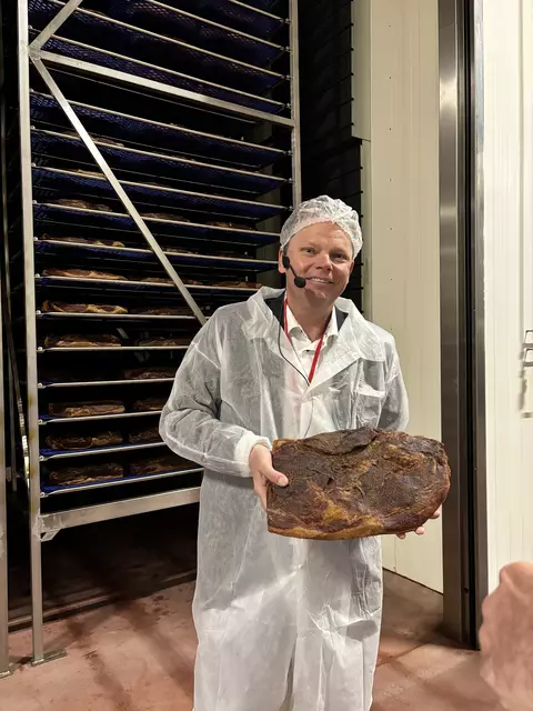 Firmenchef Karl Christian Handl zeigt stolz eines seiner Produkte bei der Betriebsführung. | Foto: Dorn