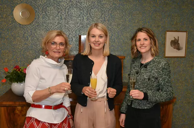 Von links: Organisatorin Johanna Waldmüller-Wötzer, Vinzenzgemeinschaften Tirol, Vizebürgermeisterin Elli Mayr und Jury-Mitglied Bernadette Embach-Woschitz, Fachreferentin für die Katholische Frauenbewegung der Diözese Innsbruck. | Foto: Vinzenzgemeinschaften Tirol