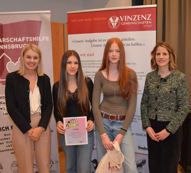 Von links: Vizebürgermeisterin Elli Mayr, die Gewinnerinnen Pia Rella und Lili Marschall und Jury-Mitglied Bernadette Embach-Woschitz, Fachreferentin für die Katholische Frauenbewegung der Diözese Innsbruck. | Foto: Vinzenzgemeinschaften Tirol