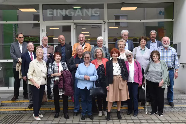 Die ehemaligen Maturantinnen und Maturanten des Jahrganges 1965 trafen sich nach 60 Jahren bei ihrer ehemaligen Schule wieder. | Foto: Michael Strini