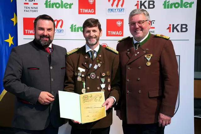 V.l.n.r.:
Christoph Appler (Landtagsabgeordneter)
Gebhard Ennemoser (SG Roppen)
Jochen Klammsteiner (Landesoberschützenmeister)
 | Foto: Christian Kramer