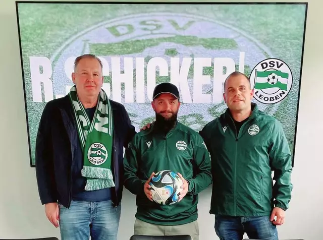 René Schicker (mitte) mit DSV-Obmann Peter Krenmayr (l.) und Clubmanager Mark Prey. | Foto: DSV Leoben