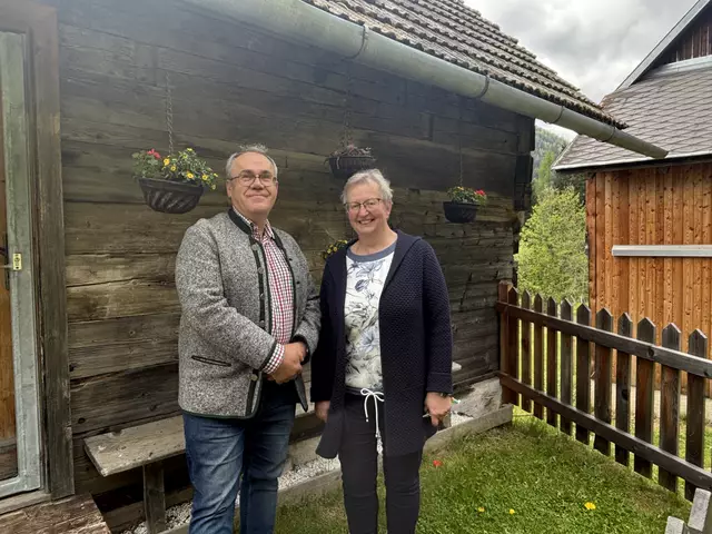 Harald Wenzl und Elisabeth Schöffmann führen durch die Privatsammlung "Bei Simon". | Foto: MeinBezirk
