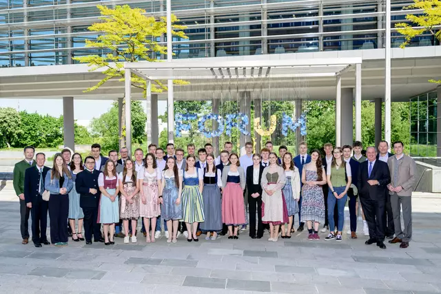37 Stipendiatinnen und Stipendiaten vom Francisco Josephinum in Weinzierl: Geschäftsführer Paul Nemecek, Hofrat Alois Rosenberger, Studiengangsleiter Markus Gansberger, Präsident des Leopold Figl-Unterstützungsvereins Josef Pröll, Abteilungsvorstand Manfred Nolz und EU-Abgeordneter Alexander Bernhuber mit den Schülerinnen und Schülern
 | Foto: NÖ Bauernbund