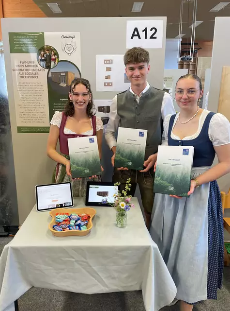 Emilia Gaggl, Florian Weiß und Lisa Goldnagl (v.li.) haben mit ihrem mobilen Generationencafe den HTK-Award in Gold in der Kategorie HTL gewonnen – Partnerbetrieb Cornelia Thöni | Foto: Holztechnikum Kuchl, Johanna Kanzian
