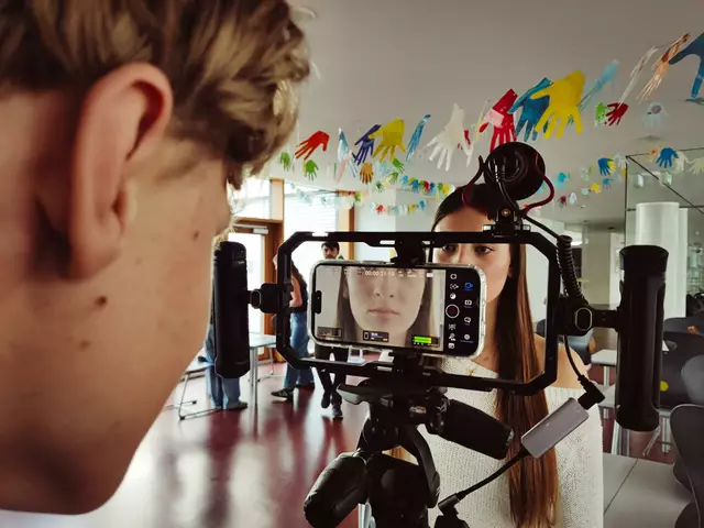 Die Schülerinnen und Schüler der Berg in der Au verwandelten ihr Klassenzimmer in ein Filmset.  | Foto: Vincent Engel