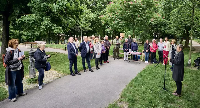 Familienmitglieder sowie Döblingerinnen und Döblinger dachten an die Opfer des Holocaust. Vor Kurzem wurden neue Stationen eingeweiht.  | Foto: Hammer