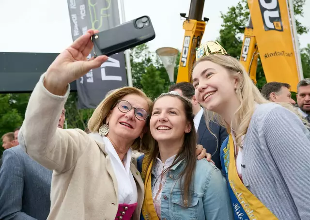 Landeshauptfrau Johanna Mikl-Leitner mit Milchkönigin Kathrin Hobl (links) und Milchprinzessin Nadja Hörbinger.

  | Foto: NLK Pfeiffer