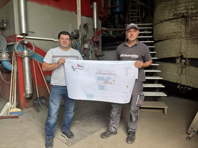 Bürgermeister Emmerich Zax und Gemeindemitarbeiter Heinrich Wunderler mit den Plänen zur Modernisierung der Fernwärme-Anlage.  | Foto: Elisabeth Kloiber