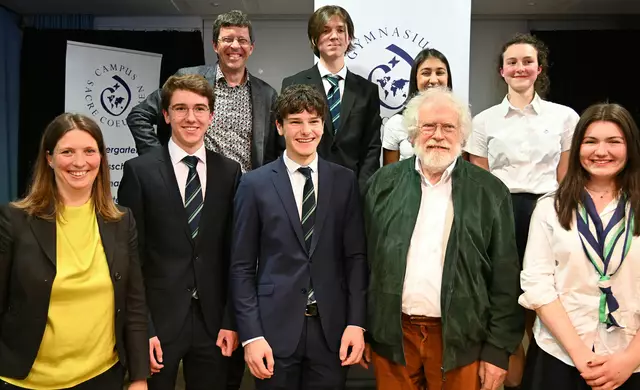 Anton Zeilinger stand mit insgesamt sechs Schülern des Gymnasium auf der Bühne und diskutierte nicht nur wissenschaftliche Themen.  | Foto: Sacré Coeur Gymnasium