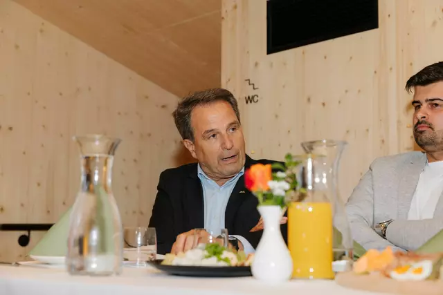 Obmann des TVB Osttirol Franz Theurl informierte über geplante Infrastrukturprojekte, zum Beispiel den Ausbau des Radwegenetzes. | Foto: Tirol Werbung/Elias Bachmann