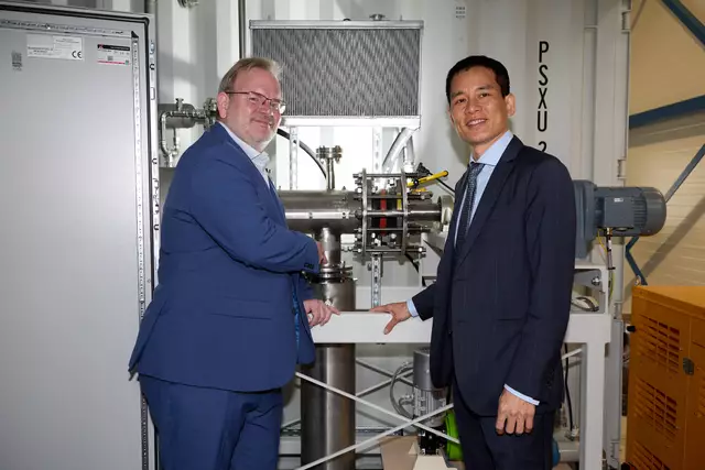 Gemeinsam mit Christian Steinbrecher (l.) von Corbofix will Doan Minh Tu diese weltweit einzigartige Energiegewinnung aus Bioabfall auch international etablieren. | Foto: APA-Fotoservice FIEDLERPHOTO