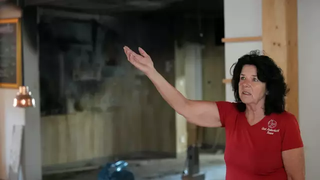 Gutsleiterin Maria Kaindl zeigt den Brandschaden auf Gut Aiderbichl Henndorf. | Foto: Gut Aiderbichl