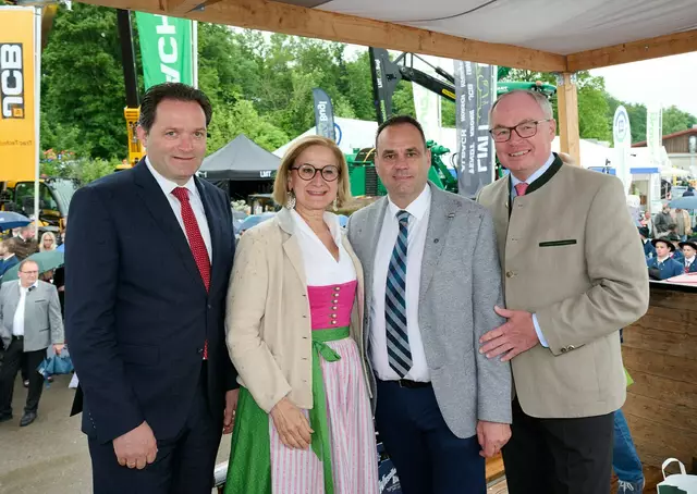 Bei der Eröffnung der Messe „Land, Forst &amp; Jagd“: Bundesminister Norbert Totschnig, Messepräsident Johannes Heindl, Landeshauptfrau Johanna Mikl-Leitner und LH-Stellvertreter Stephan Pernkopf. | Foto: NLK Pfeiffer
