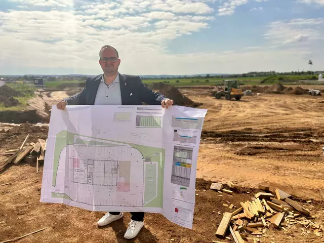 Zeilinger überzeugt sich vom Bauzeitplan und freut sich schon auf die Eröffnung im Frühjahr 2026. | Foto: Markus Kahrer