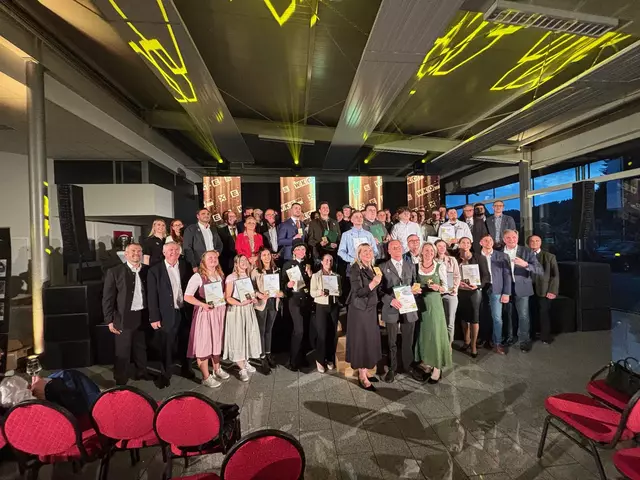 Ein eindrucksvolles Bild aller Geehrten mit den Ehrengästen | Foto: Almer