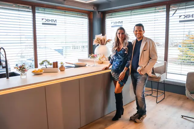 Michaela und Michael Schütz laden von 20. bis 22. Juni herzlich zur Hausmesse mit zahlreichen Highlights ein! | Foto: Tischlerei Schütz