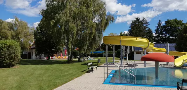 Freibad Ziersdorf - Liegewiese mit Aussicht: Entspannung unter freiem Himmel. | Foto: Marktgemeinde Ziersdorf