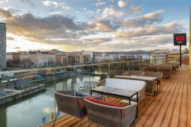 Im 7. Stock wartet das "Reedroof Vienna" mit einem Panoramablick, ausgefallenen Drinks und Snacks der Fusionsküche auf. | Foto: Schubert Photography