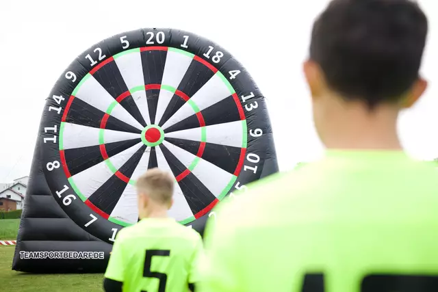Abseits des Spielfelds konnten die Spieler:innen beim Fußball-Darts ihr Können zeigen. | Foto: BILLA AG/Flohner Fotografie