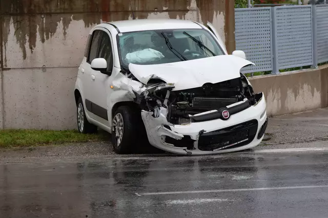 Zwei Pkw stießen mit voller Wucht auf der Kreuzung der Grünbachtalstraße in Gunskirchen zusammen – eine Person wurde dabei im Fahrzeug eingeklemmt. | Foto: laumat.at