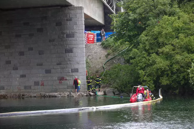 Mittels Feuerwehrboot und Saugwagen musste eine Ölverschmutzung in Marchtrenk aus der Traun entfernt werden. | Foto: laumat.at