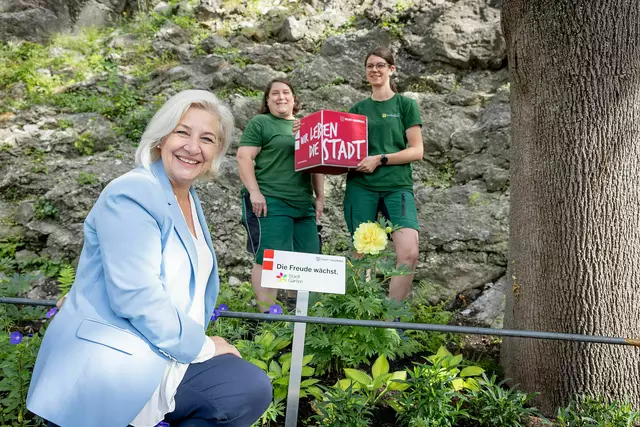 Stadträtin Andrea Brandner mit den beiden Gärtnerinnen Barbara Fiegl (links) und Julia Ronacher. | Foto: Doris Wild/wildbild