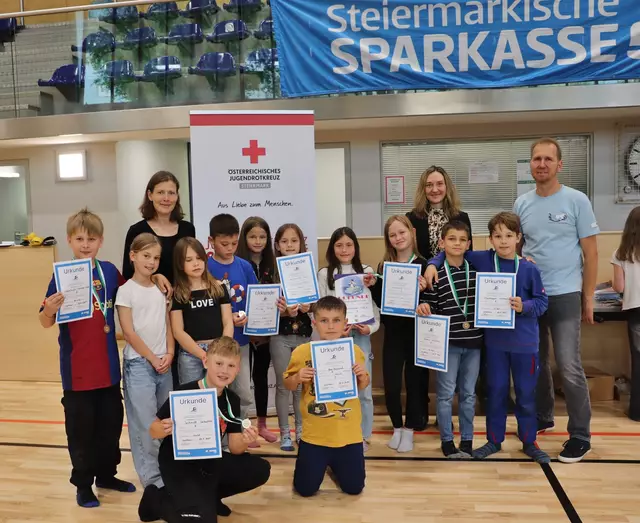 Zeigten ihr Können beim Pinguincup: Die Schüler der VS Sankt Bartholomä mit ihrer Lehrerin Eva Maria Heißmann sowie Tina Marbler von der Steiermärkischen und Organisator Reinhard Koopmans. Im Teambewerb ging Platz 3 an die Buben der VS St. Bartholomä | Foto: Edith Ertl
