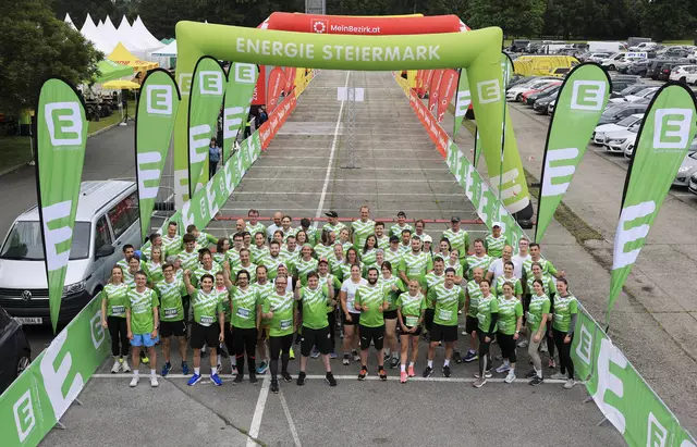 Energiegeladen: Die Energie Steiermark ging mit viel Motivation und Dutzenden Mitarbeiterinnen und Mitarbeiter an den Strat. | Foto: GEPA pictures