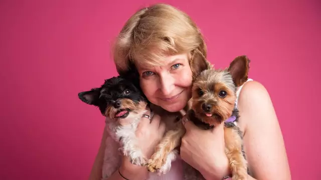 Gerlinde Zouhar bietet in Wien individuelle Ernährungsberatung, Hundemassage und Bachblütenbehandlungen für Hunde an, um deren Gesundheit zu fördern. | Foto: Gerlinde Zouhar Hundrundum