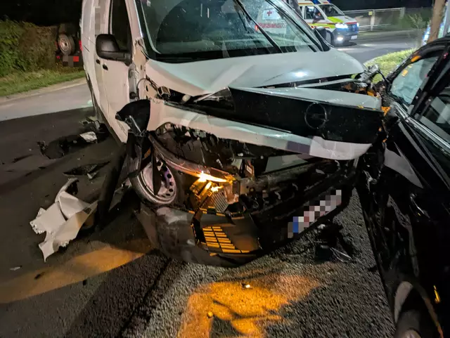 Ein schwerer Verkehrsunfall ereignete sich am Mittwochabend. Drei Fahrzeuge waren beteiligt. | Foto: Stadtfeuerwehr Oberwart