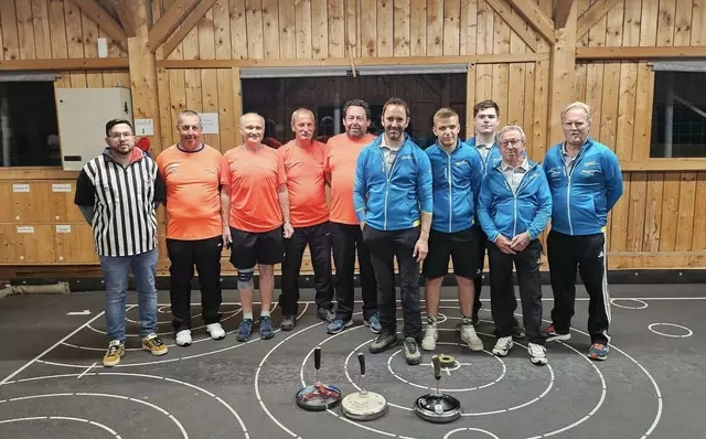 v.li. Schiri Dolzer Stefan ; Askö Mitterkirchen in Orange mit Franz Berger, Gerhard Fröschl, Raab Leo, Christian Aigner  in Blau SV Lichtenberg 3