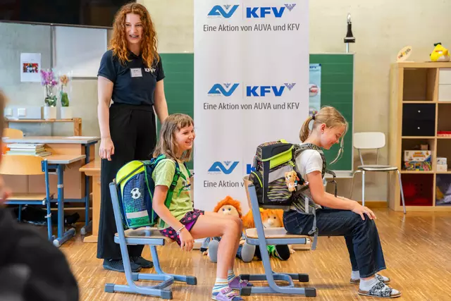 Die Kinder lernen spielerisch, worauf sie beim Busfahren achten müssen. | Foto: KFV/Michael Sabotha