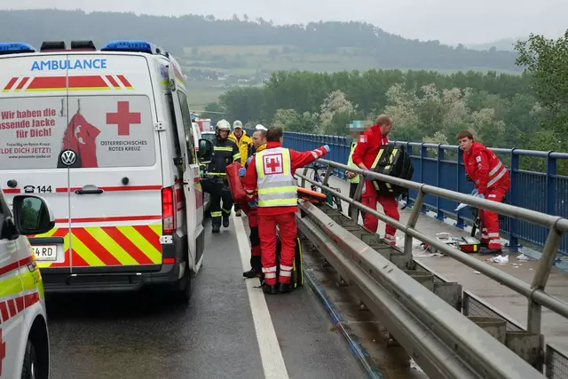 Während des Einsatzes musste die Donaubrücke für rund eine Stunde vollständig gesperrt werden, was zu erheblichen Verkehrsbehinderungen und Staus auf beiden Seiten der Donau führte. | Foto: DOKU-NÖ