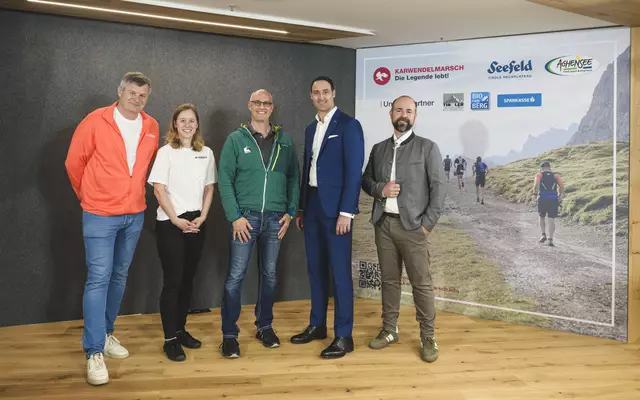 Die Vorfreude beim „Team Karwendelmarsch“ ist groß (v.l.): Martin Tschoner (Geschäftsführer Achensee Tourismus), Lisa Krenkel (Leitung Marketing Tourismusverband Seefeld), Anton Heufelder (Geschäftsführer Naturpark Karwendel), Walter Lackner (Leiter Geschäftsfeldentwicklung, Tiroler Sparkasse) und Simon Wolf (Obmann BIO vom BERG). | Foto: Karwendelmarsch / Oss