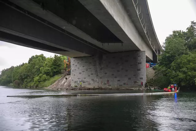 Mittels Feuerwehrboot und Saugwagen musste eine Ölverschmutzung in Marchtrenk aus der Traun entfernt werden. | Foto: laumat.at