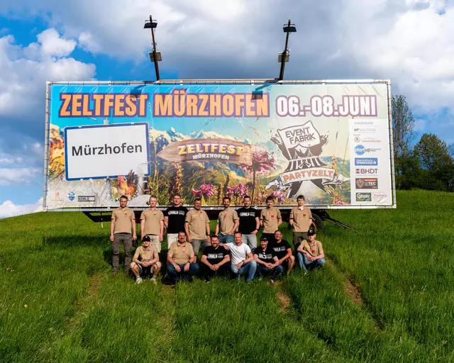Das Veranstaltungsteam: Mitglieder der Freiwilligen Feuerwehr Mürzhofen, vom FC Kindberg-Mürzhofen und vom Mürzhofener Verein "Kehrls Club". | Foto: Zeitgeist/Daniel Ebner