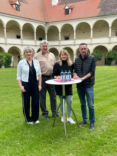 Im historischen Ambiente des Schlosses Deutschkreutz wurde das Jubiläumsprogramm „400 Jahre Schloss Deutschkreutz – 1625 bis 2025“ feierlich präsentiert. Barbara Lehmden und Bürgermeister Andreas Kacsits freuten sich über das rege Interesse und die enge Zusammenarbeit von Gemeinde, Kultur und Region. | Foto: Karin Steinwendter, Amtsleiterin Gemeinde Deutschkreutz