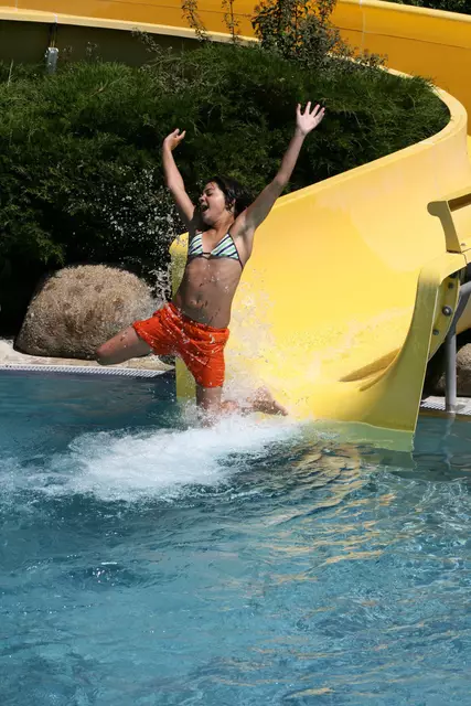 Wasser marsch: Kinder planschen ausgelassen im Erlebnisbecken. | Foto: Goll