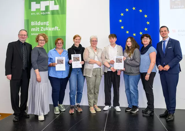 Fachinspektor für Musik und Kreativität Andreas Gruber, Bildungs-Landesrätin Christiane Teschl-Hofmeister, Petra Kammleitner (NÖMS Mauer Jupiter Dolichenus), Sara Etzelsdorfer (NÖMS Amstetten Hausmening), Helga Peschta, Schüler Jonas Schörghuber, Schülerin Anna Steindl, Monika Kaltenbrunner (alle NÖMS Euratsfeld),  Bildungsdirektor Karl Fritthum.

 | Foto: NLK Burchhart