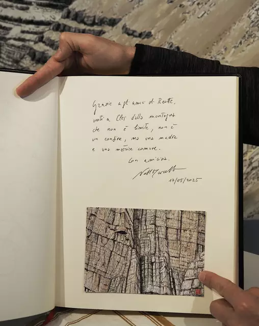 Der Eintrag des Künstlers im Goldenen Buch der Stadt Reutte. | Foto: Robert Pacher