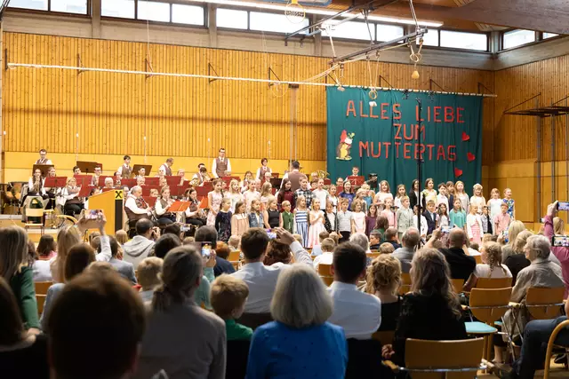 Tolle Performance: Über 100 Kinder sowie Musikerinnen und Musiker sorgten für ein unvergessliches Musikerlebnis beim Muttertagskonzert. | Foto: Barbara Friedl