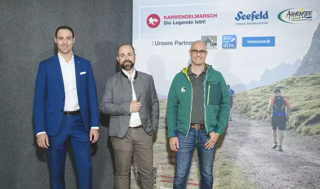 Seit Jahren starke Partner des legendären Events (v.l.): Walter Lackner (Leiter Geschäftsfeldentwicklung, Tiroler Sparkasse), Simon Wolf (Obmann BIO vom BERG) und Anton Heufelder (Geschäftsführer Naturpark Karwendel). | Foto: Karwendelmarsch / Oss