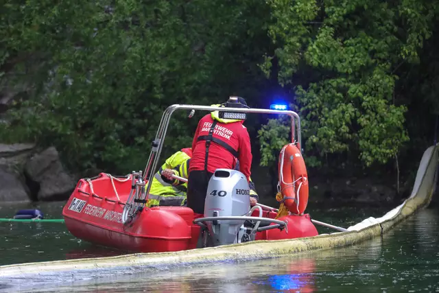 Mittels Feuerwehrboot und Saugwagen musste eine Ölverschmutzung in Marchtrenk aus der Traun entfernt werden. | Foto: laumat.at