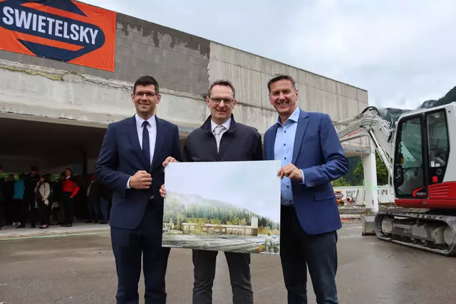 LHStv. Martin Gruber, Bürgermeister Michael Maier und Landesrat Daniel Fellner bei der feierlichen Grundsteinlegung des Kommunalen Einsatzzentrums in Radenthein. | Foto: MeinBezirk.at