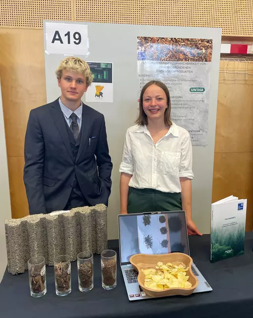 Die Preisträger der HTL in der Kategorie Silber Elijah Rehrl und Johanna Flazelsteiner mit dem Thema Untersuchungen zur Machbarkeit von zementgebundenen Rindenspanprodukten (v. li.) – Partnerbetrieb Deltablock International GmbH | Foto: Holztechnikum Kuchl, Johanna Kanzian
