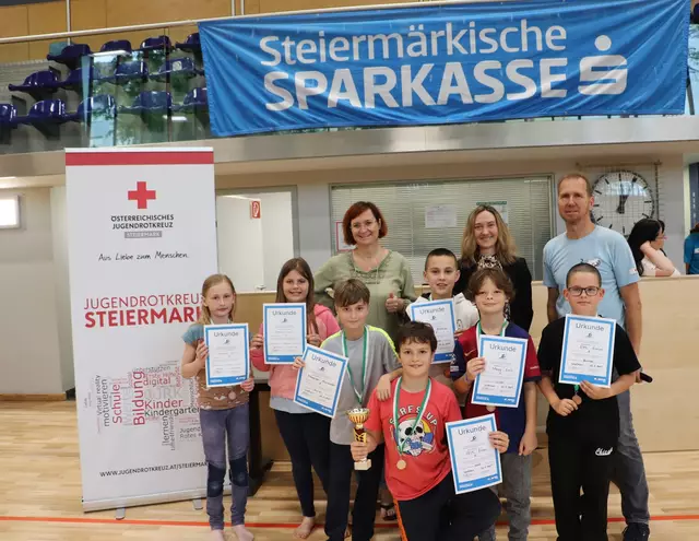 Die VS Schirning mit dem Tagesschnellsten Elias Pöltl (vorne). Der Zehnjährige schwamm zwei Längen in einer Zeit von 33,84 Sekunden.  | Foto: Edith Ertl