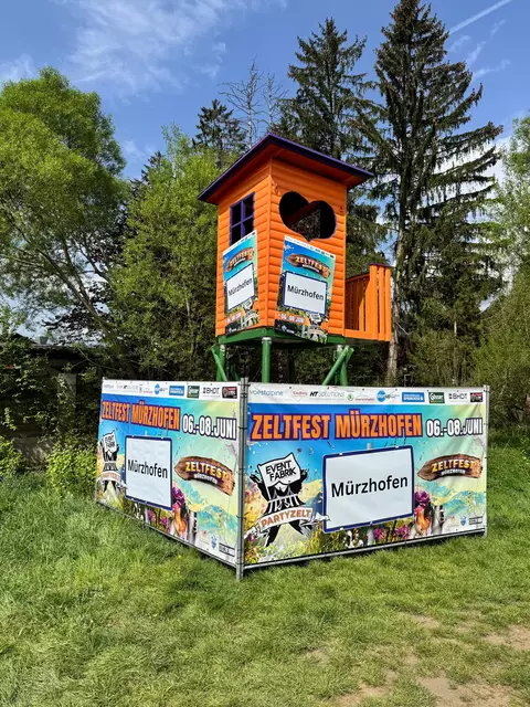 Fast schon so etwas wie das "Wahrzeichen" vom Zeltfest Mürzhofen: ein Hochsitz, der als Werbeträger dient. Er steht beim Euromarkt in Kapfenberg. | Foto: Zeitgeist/Daniel Ebner